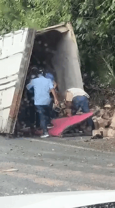 Caminhão com carga de queijo tomba em Flexeiras e é saqueado por populares