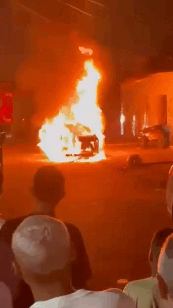 Carro pega fogo ao estacionar sobre fogueira na Ponta Grossa