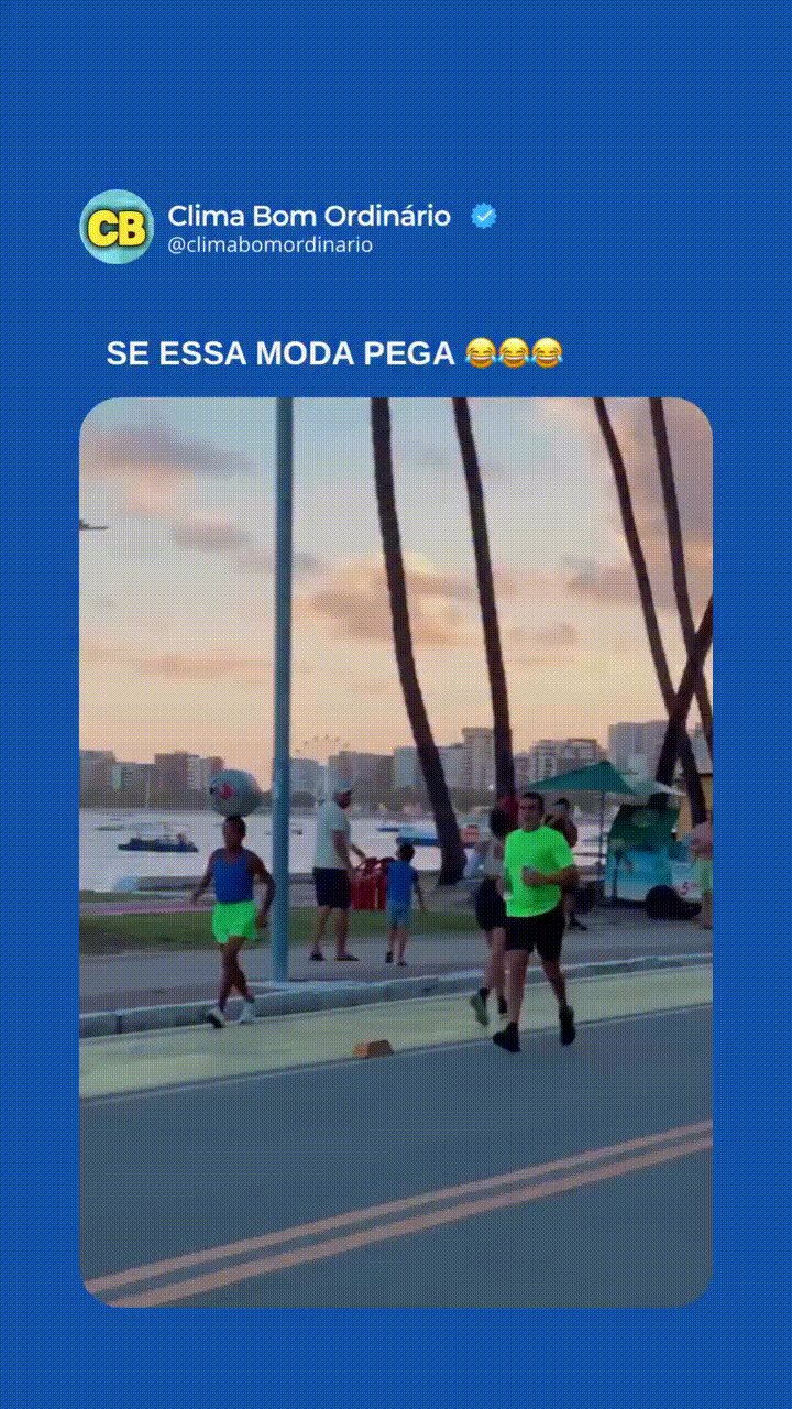 Homem corre com botijão de gás na cabeça na orla de Maceió