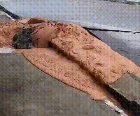 Tubulação explode, 'joga' lama por rua e assusta moradores no Bom Parto: "Como um vulcão"