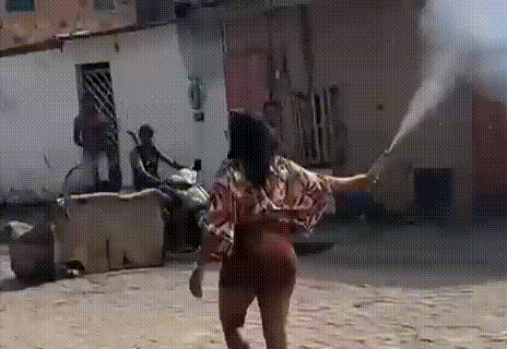 VÍDEO: mulher fica ferida após ter rosto atingido por espada junina