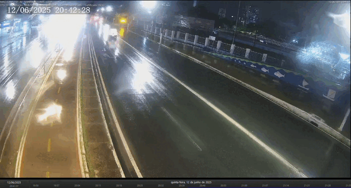 Veja momento em que idoso é arremessado após atropelamento na Fernandes Lima