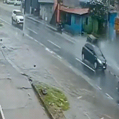 Vídeo flagra momento em que carro derruba poste e bloqueia Leste-Oeste