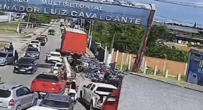 Vídeo mostra carga de sucos de uva sendo saqueada por populares no Distrito Industrial