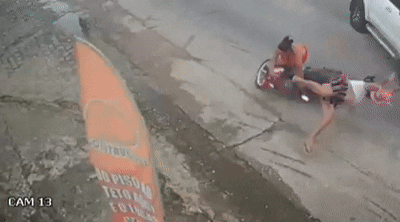 Vídeo mostra mulheres e criança de 2 anos sendo arremessadas de moto após colisão