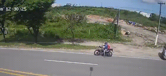 Vídeo mostra o momento em que motociclista é arrastado por caminhão em Maceió