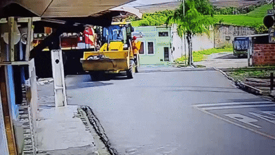 
			
				Condutor de retroescavadeira foi imprudente ao ar por linha férrea, diz Prefeitura
			
			