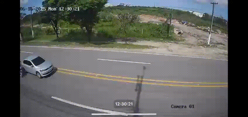 Vídeo mostra quando jovem é "fechado" por carro e cai antes de ser arrastado por caminhão