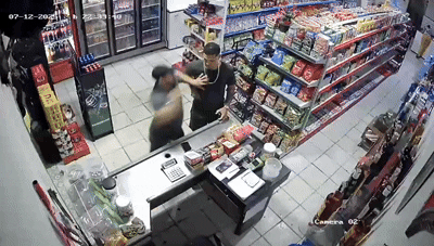Vídeo: polícia identifica suspeito de esfaquear homem em mercearia