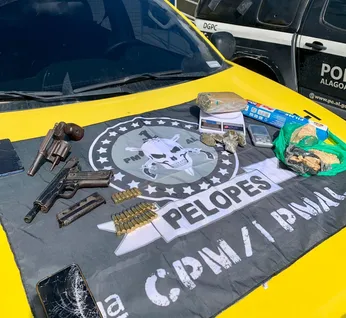 PM apreende armas e drogas com integrantes de facção criminosa