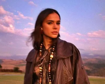 Bruna Marquezine aposta no estilo boho chic e viraliza com look