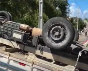 Caminhão com carga de concreto tomba na Avenida Josefa de Melo e deixa motorista ferido