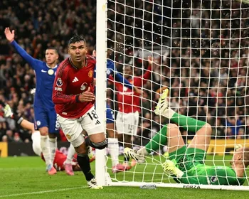 Casemiro marca e é expulso em jogo com dois vermelhos na vitória do United sobre o Chelsea