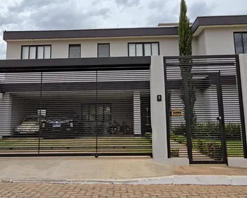 Deputado visita Bolsonaro e entrega dois presentes