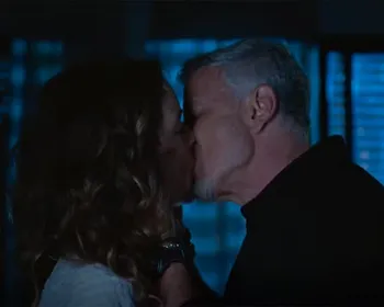 Dona de Mim: Davi flagra Jaques e Filipa aos beijos
