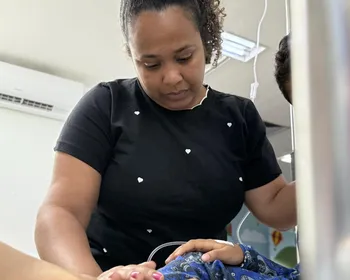 “Fiquei em choque, sem saber o que fazer”, diz mãe de criança que engoliu pilha durante brincadeira em casa
