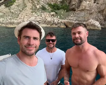 Liam Hemsworth celebra os 42 anos de Chris Hemsworth e provoca: 'Espero ter o abdômen como os seus quando eu crescer'