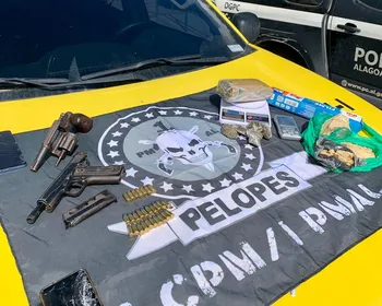 PM apreende armas e drogas com integrantes de facção criminosa