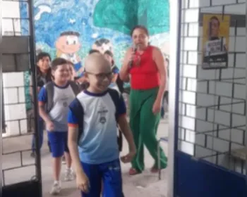 Pequeno gigante: aluno de 8 anos é recebido com festa em escola de Maceió após tratatamento contra o câncer