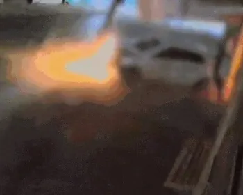 VÍDEO: mulher sobrevive após ser atropelada por carro desgovernado
