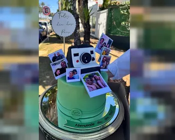 Veja quem está nas fotos do bolo de Dia dos Pais de Bolsonaro