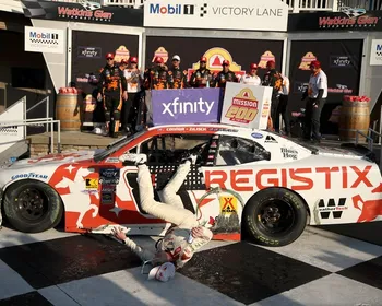 Vídeo: piloto da NASCAR cai de cabeça durante comemoração da vitória