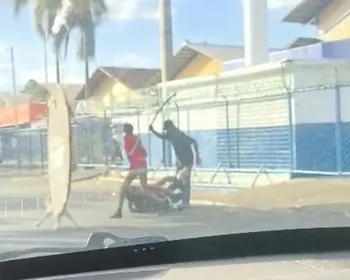 Vídeo: trio usa facão e pau para espancar e assaltar pedestre
