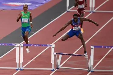 
				Alison dos Santos conquista a prata nos 400m com barreiras
			
			