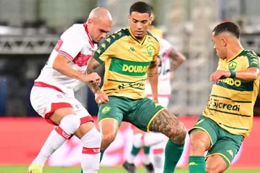 
				CRB perde para o Cuiabá e deixa escapar a chance de encostar no G4 da Série B: 1x0

			
