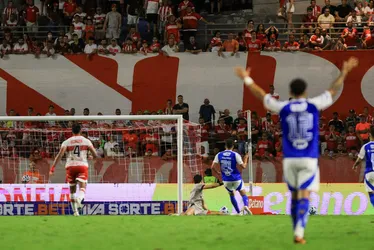 
				CRB batalha, mas perde para o Cruzeiro e é eliminado da Copa do Brasil: 2 a 0

			