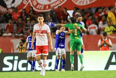 
				CRB batalha, mas perde para o Cruzeiro e é eliminado da Copa do Brasil: 2 a 0

			