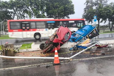 
				Carro colide e destrói ponto de ônibus na Durval de Góes Monteiro

			