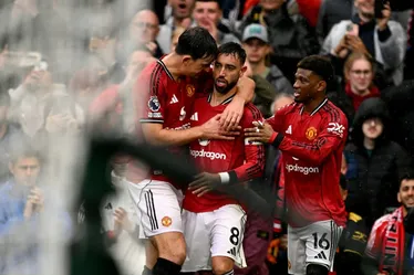 
				Casemiro marca e é expulso em jogo com dois vermelhos na vitória do United sobre o Chelsea
			
			