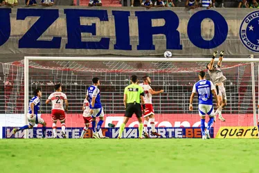 
				CRB batalha, mas perde para o Cruzeiro e é eliminado da Copa do Brasil: 2 a 0
			
			