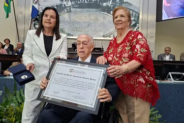 
				Dr. Milton Hênio é homenageado pela Assembleia com Comenda do Mérito Legislativo Tavares Bastos

			