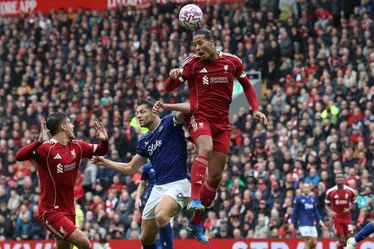 
				Liverpool sofre no fim, mas vence clássico contra Everton na Premier League
			
			