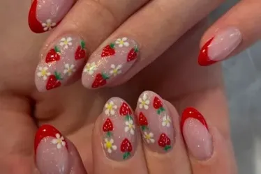 
				Morango do amor nas unhas? Confira inspirações para copiar
			
			