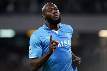 
				Napoli anuncia grave lesão muscular de astro, que passará por cirurgia
			
			