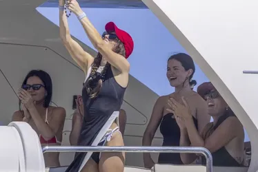 
				Selena Gomez curte iate com amigas em despedida de solteira
			
			