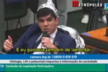 
				Vídeo: Câmara faz audiência sobre OVNIs e homem usa chapéu de alumínio em protesto
			
			