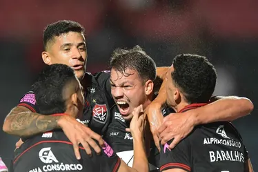 
				Vitória bate o Ceará e ganha fôlego na luta contra o rebaixamento
			
			
