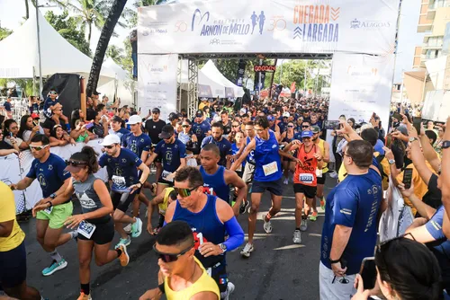 
				Mais de 4 mil corredores participam do 4º Circuito Arnon de Mello na orla de Maceió
			
			