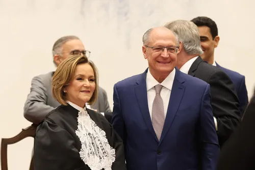 
				Marluce Caldas toma posse como primeira mulher alagoana no STJ
			
			