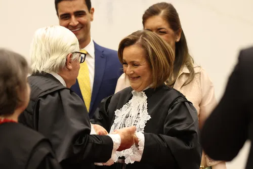 
				Marluce Caldas toma posse como primeira mulher alagoana no STJ
			
			