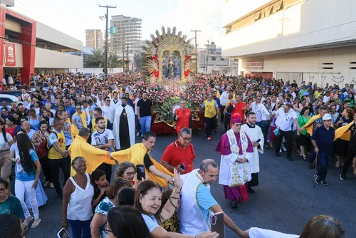 
				Milhares de fiéis participam da procissão de Nossa Senhora dos Prazeres em Maceió
			
			