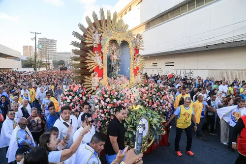 
				Milhares de fiéis participam da procissão de Nossa Senhora dos Prazeres em Maceió
			
			