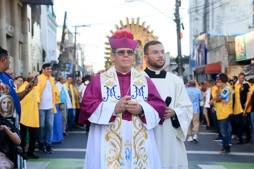
				Milhares de fiéis participam da procissão de Nossa Senhora dos Prazeres em Maceió
			
			