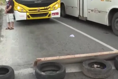 
				Moradores do São Jorge protestam por transporte e bloqueiam a Josefa de Melo
			
			