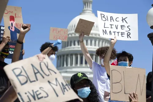 
				Onda 'anti-woke': a diversidade está desaparecendo dos filmes e da publicidade?
			
			