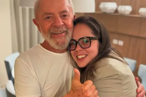 
				Para neta de Lula, “dá para melhorar” comunicação do governo
			
			